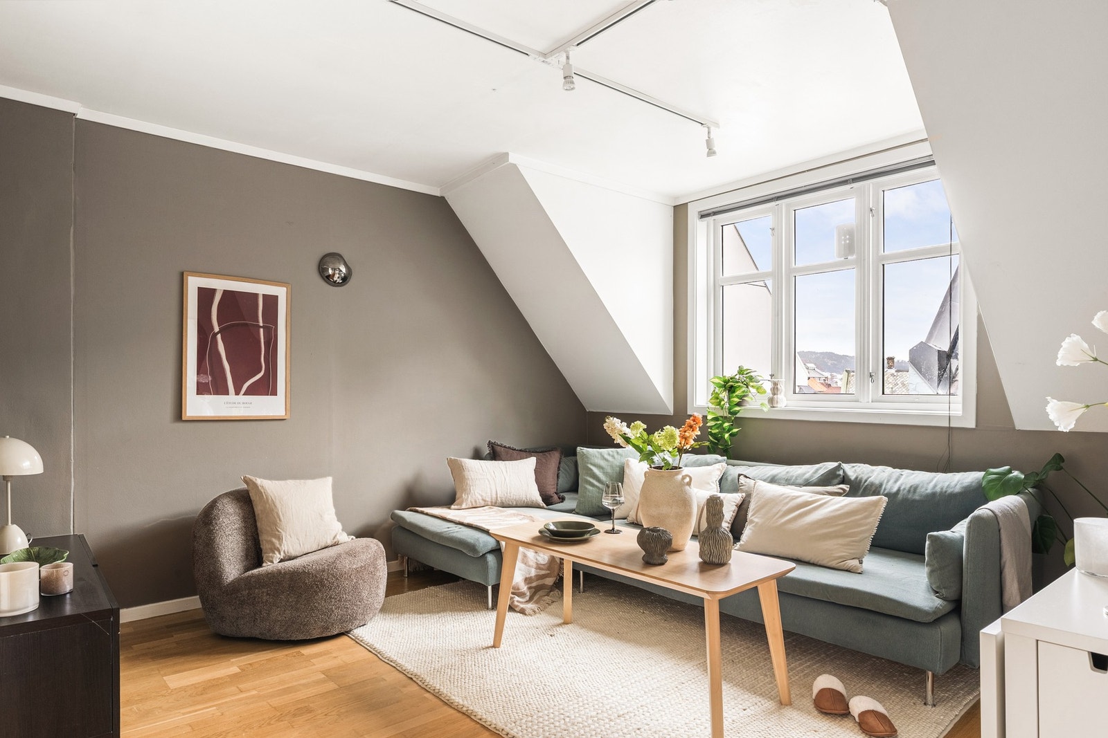 Stuen utgjør boligens naturlige samlingspunkt, og strekker seg over 12,8 kvm. Galleribilde