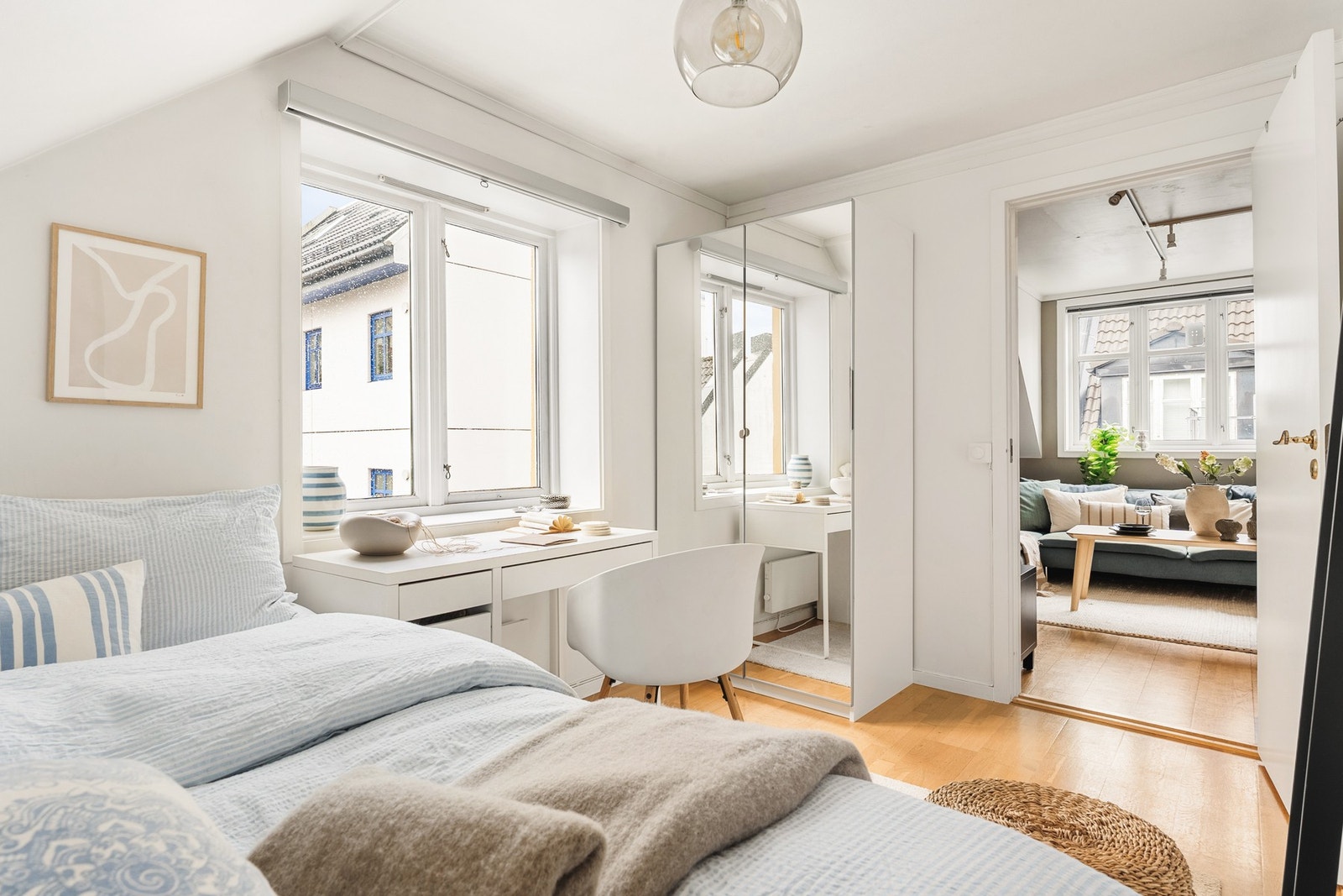 Her har du plass til seng, nattbord, skrivebord og garderobeløsning. Galleribilde