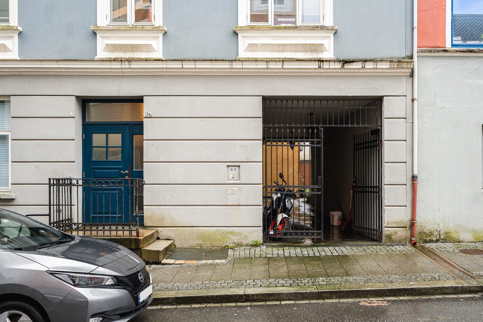 Tilbaketrukket i rolige omgivelser i en gate som til vanlig har lite gjennomgangstrafikk. Galleribilde