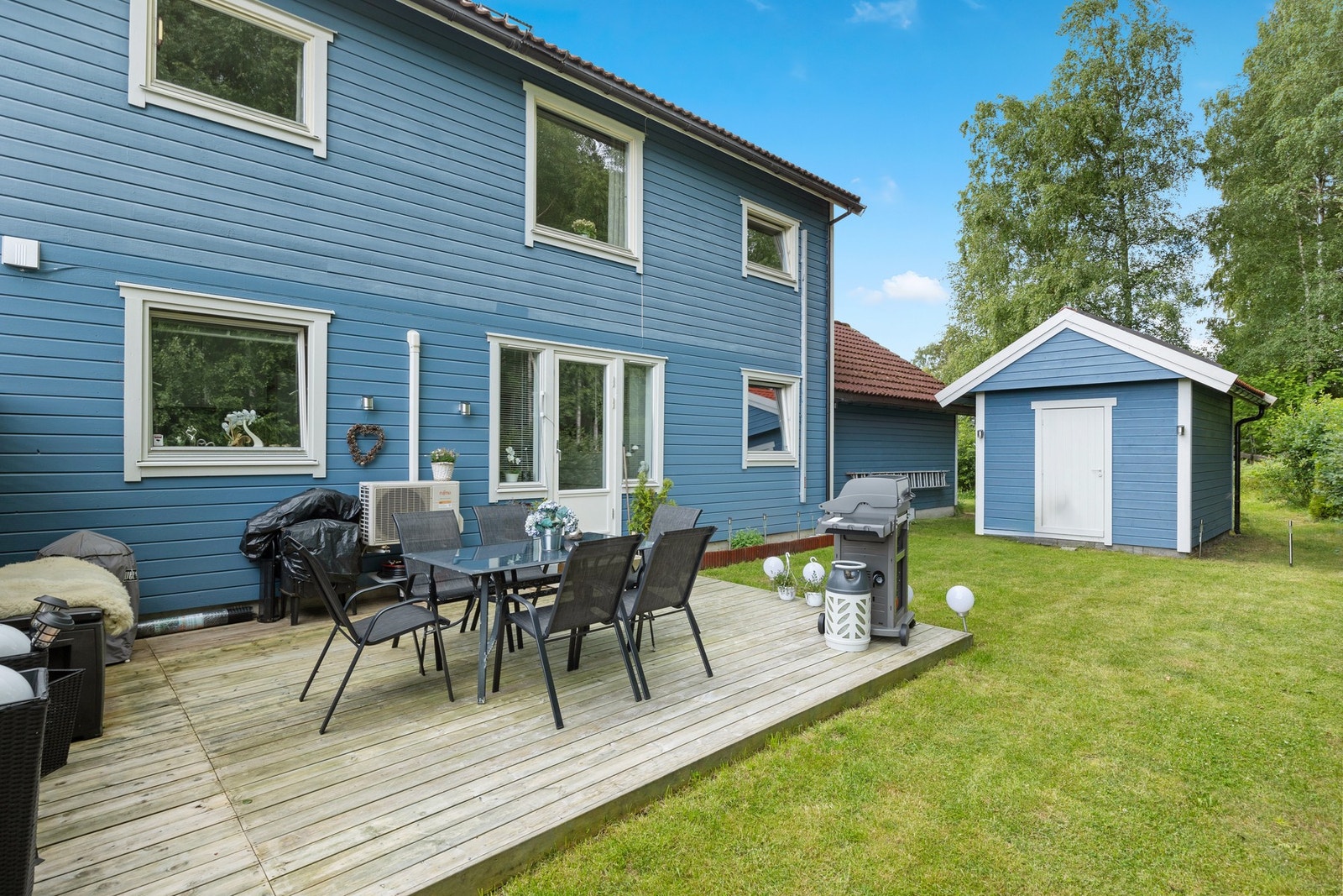 Stor markterrasse og praktisk bod for oppbevaring Galleribilde