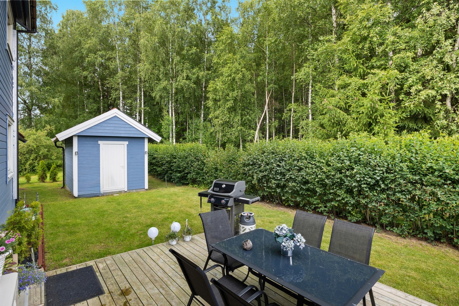 Eiendommen har en usjenert og fin uteplass mot grøntområde. Galleribilde