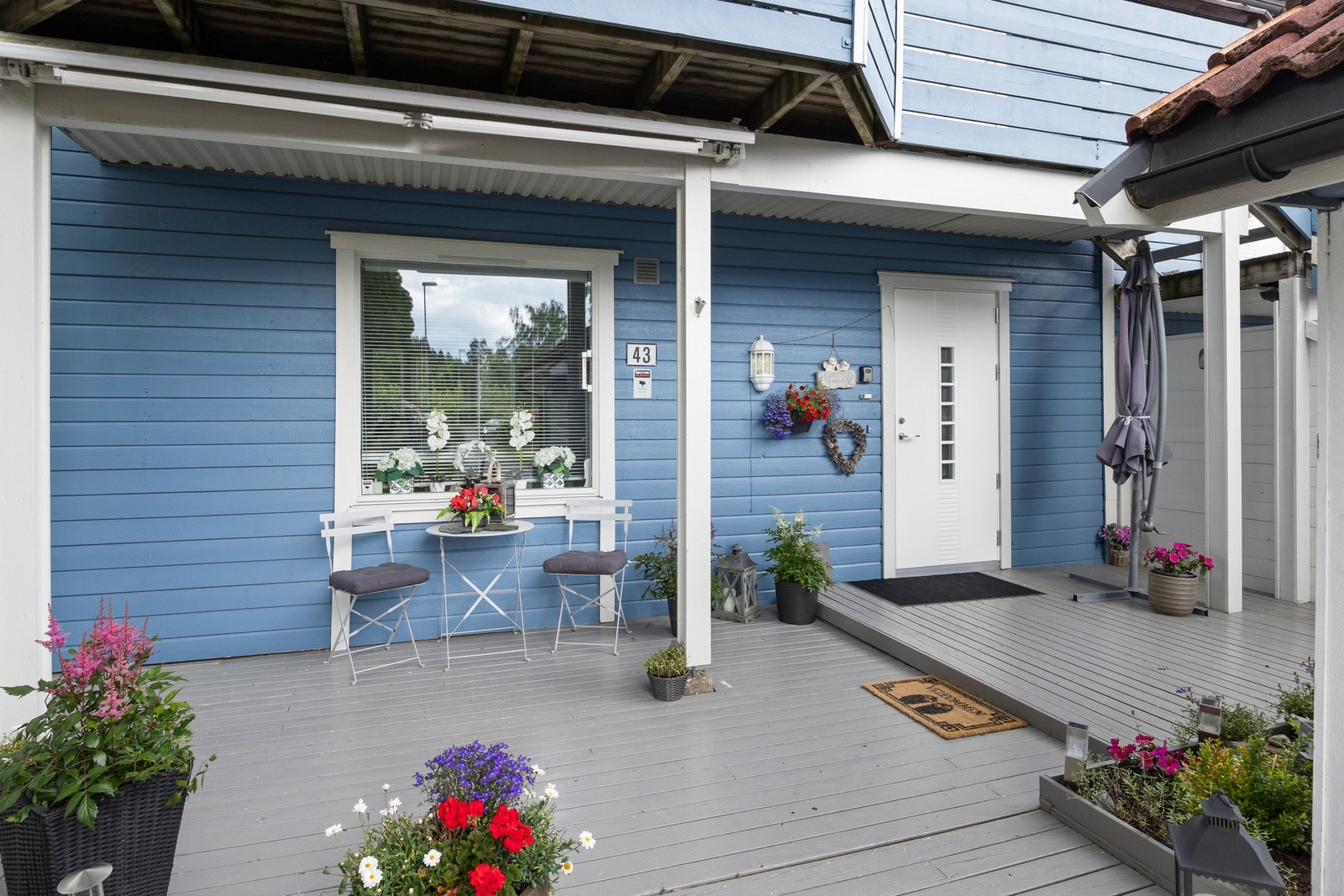 Hyggelig inngangsparti med plass til sittegruppe også på fremsiden av huset. Galleribilde