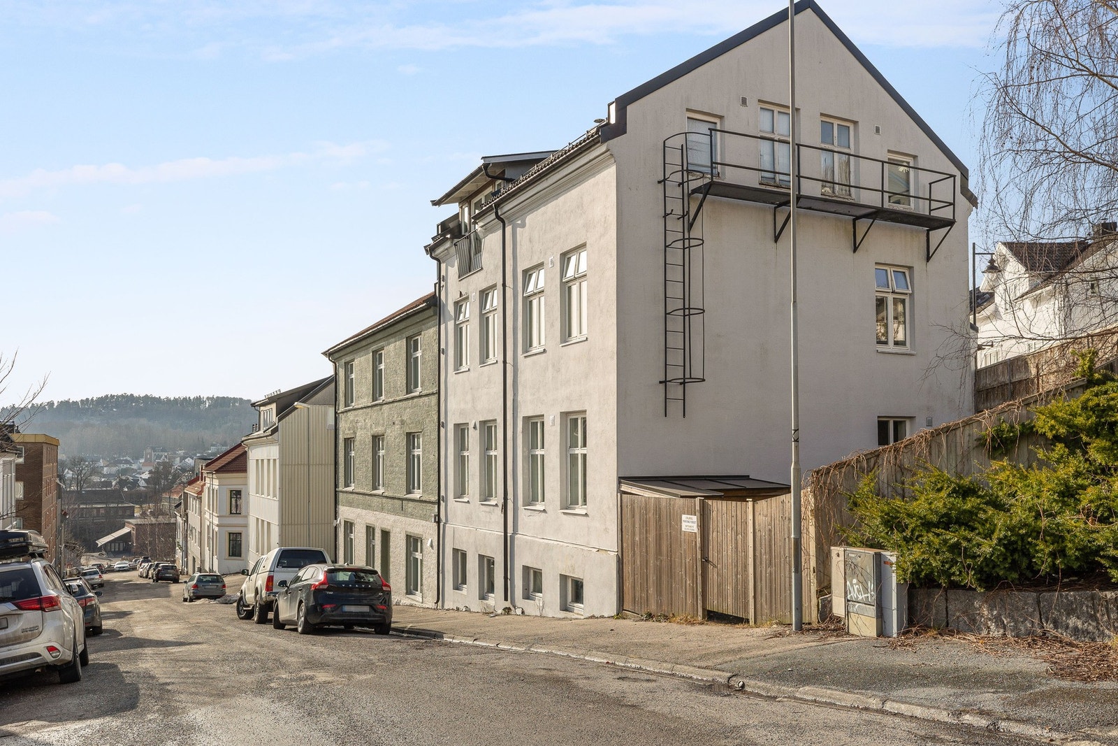 Boligen ligger i en høy første etasje og har en romslig og praktisk planløsning. Galleribilde