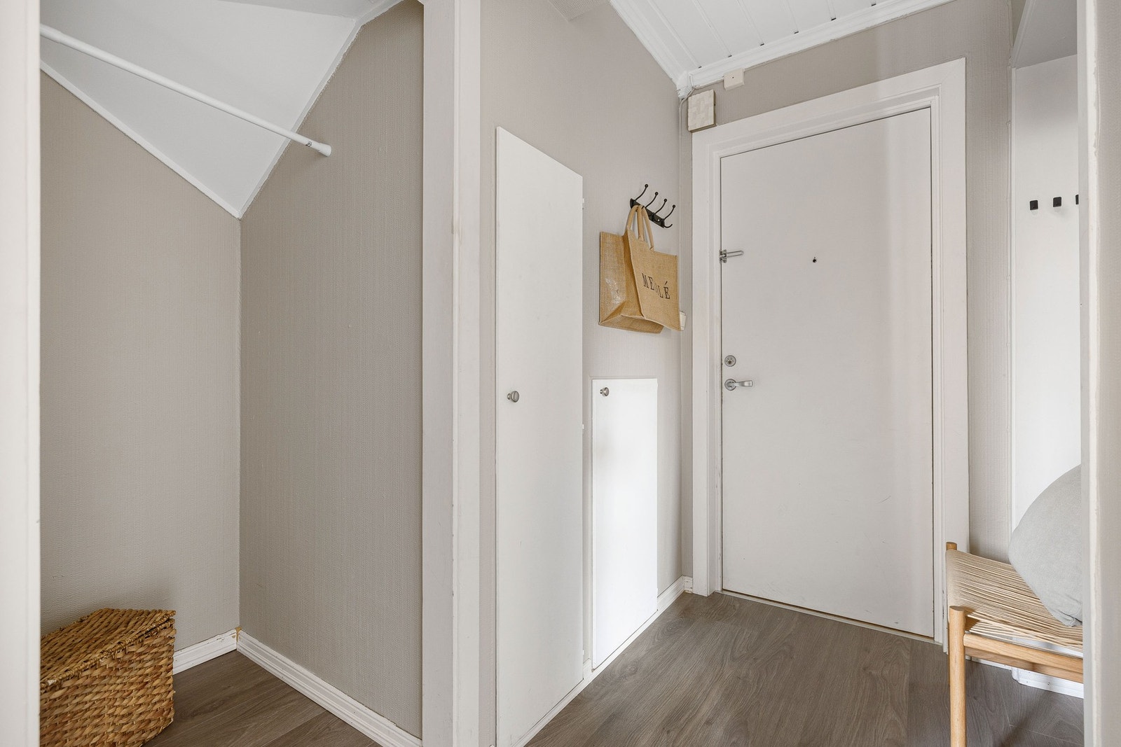 Velkommen inn! Gangen byr på lagringsplass av yttertøy og sko. Galleribilde