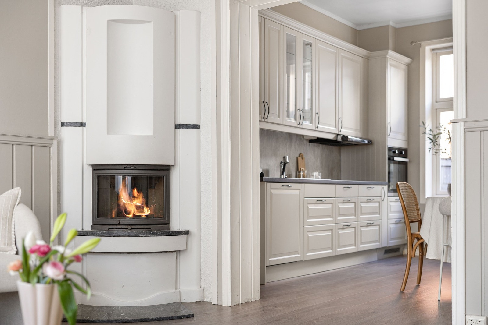 Kjøkkenet ligger i eget rom og har klassisk innredning med god skap - og benkeplass. Galleribilde