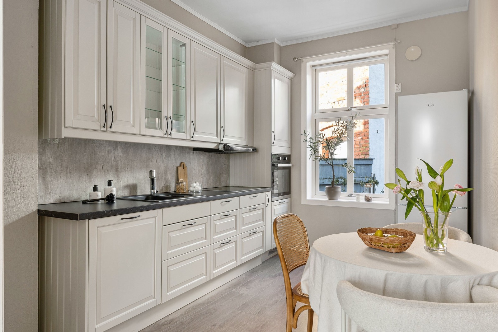 Det er også plass til spisebord på kjøkkenet. Galleribilde