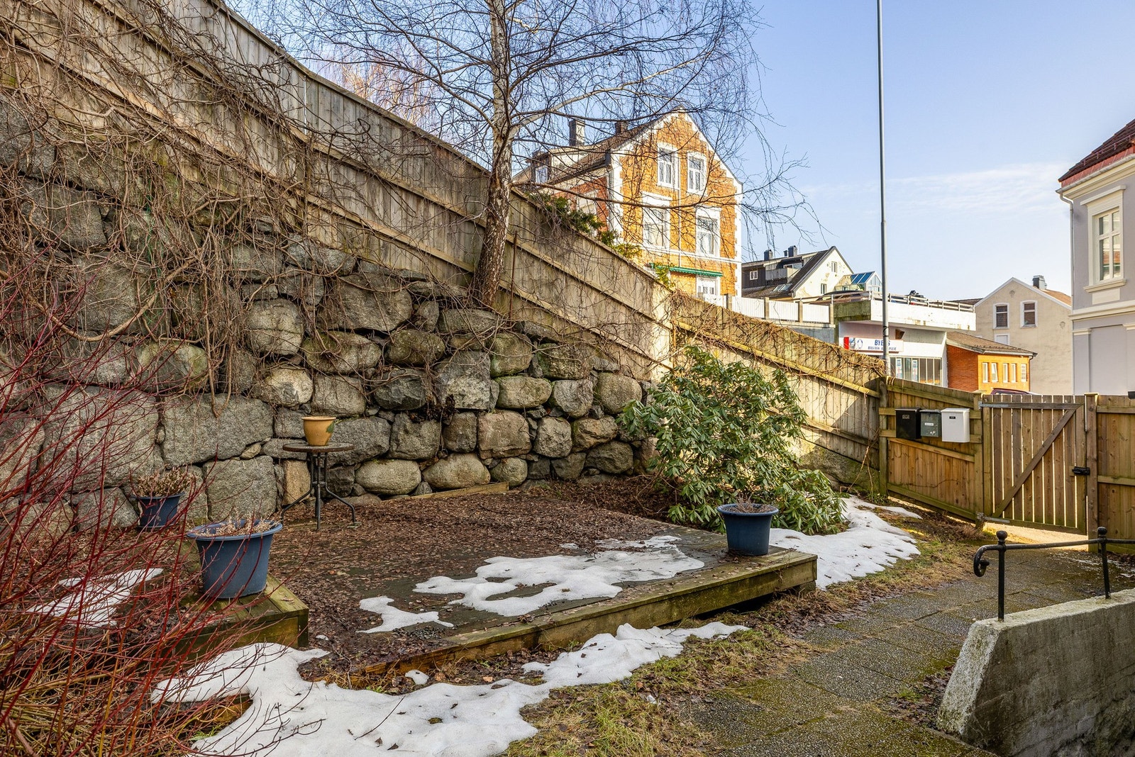 Ute disponerer beboerne en hyggelig felles uteplass. Galleribilde