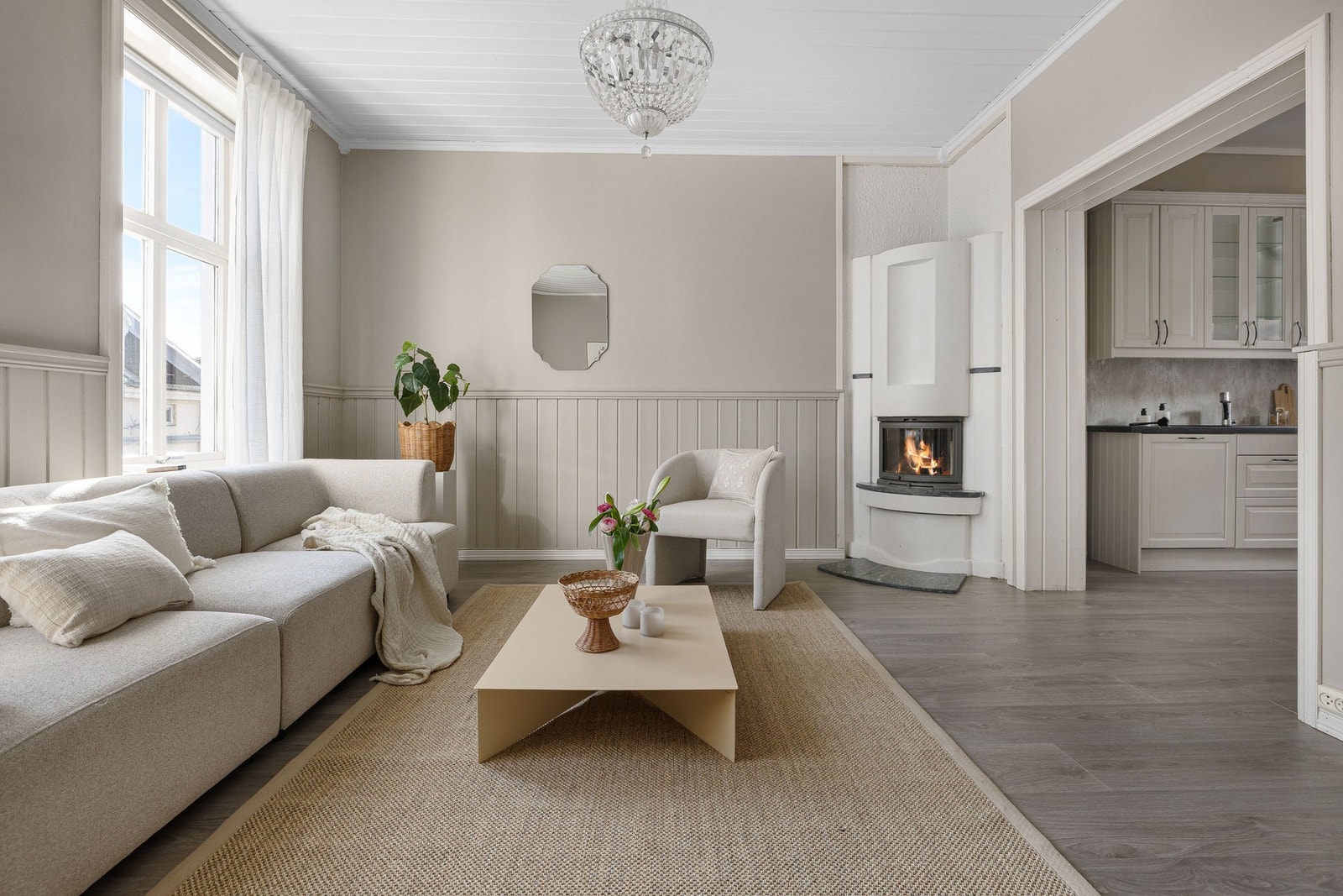 Alle rom i leiligheten er malt opp i delikate og tidsriktige farger, noe som gjør det enkelt å innrede. Galleribilde