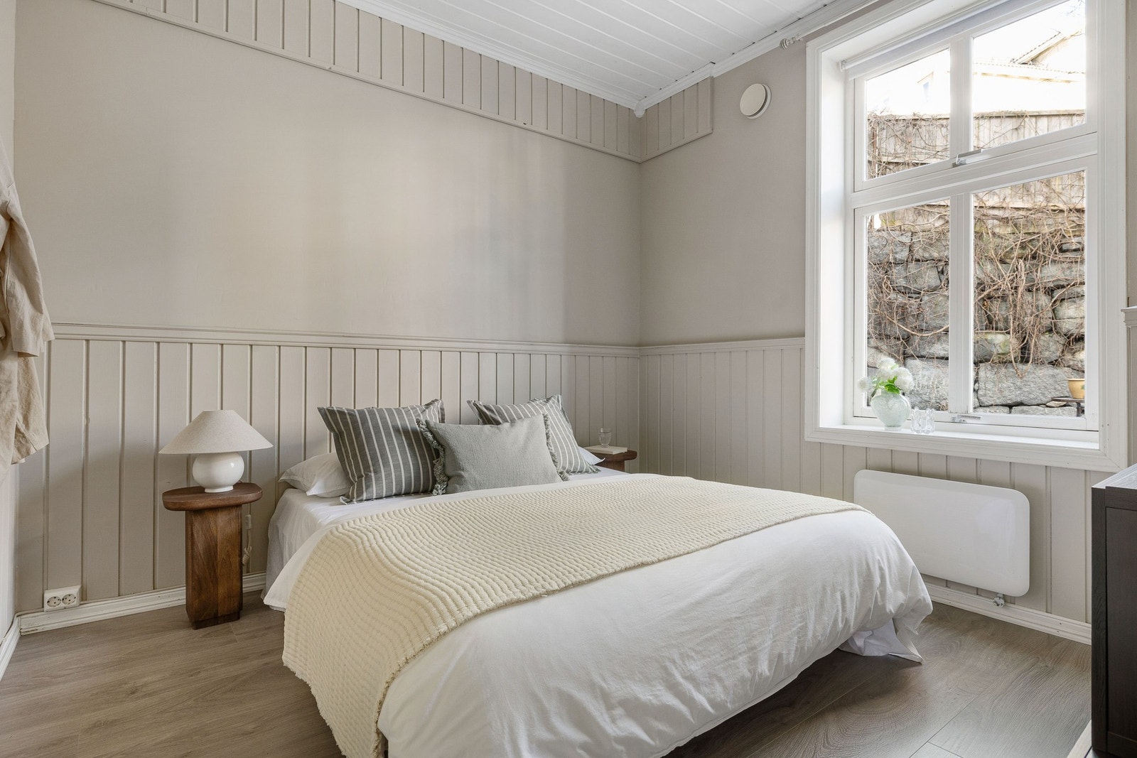 Leiligheten har to soverom, hvor hovedsoverommet har god størrelse og er malt opp i en dus og behagelig farge. Galleribilde