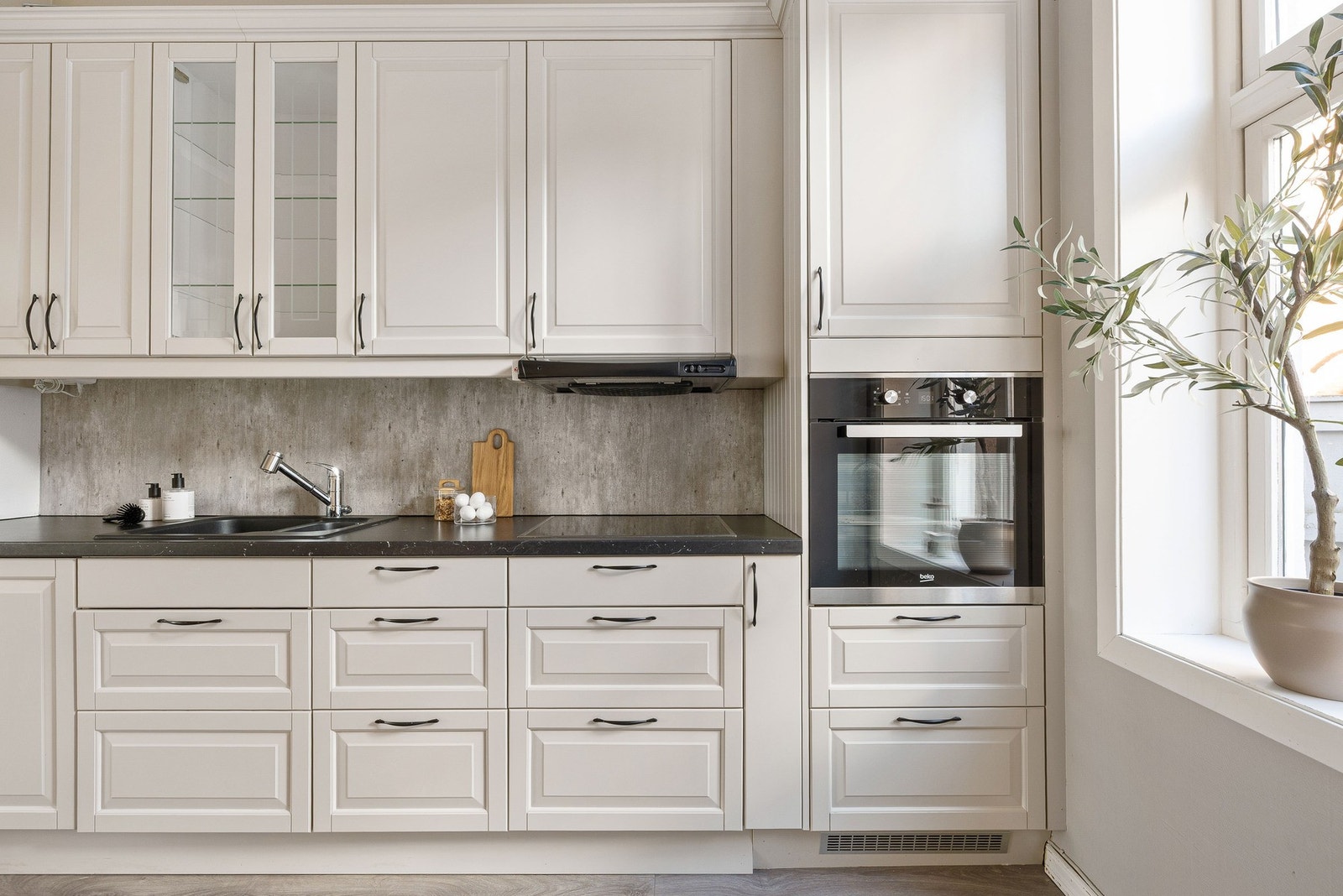 Kjøkkeninnredningen med profilerte fronter passer leiligheten svært godt! Galleribilde