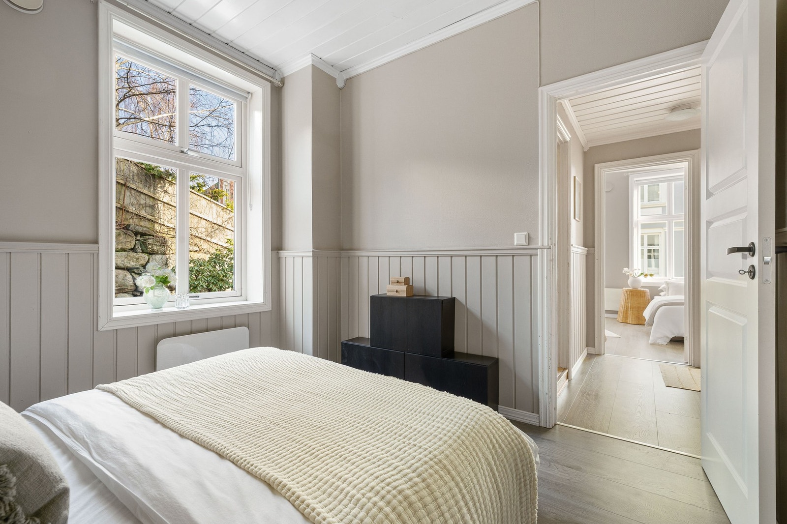 Veggene er malt i nyere tid, og gulvet er belagt med laminat. Galleribilde