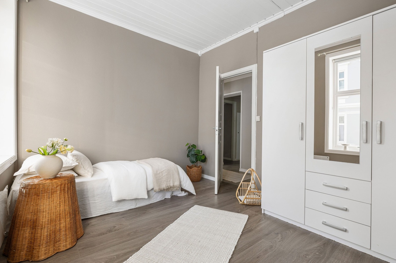 Det ene soverommet har en romslig garderobe og har plass til seng, nattbord og kommode. Galleribilde