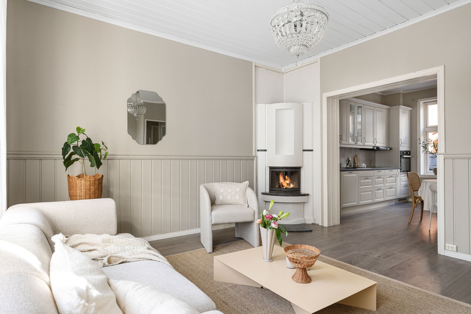 Stuen er romslig med plass til sofagruppe og småmøbler. Galleribilde