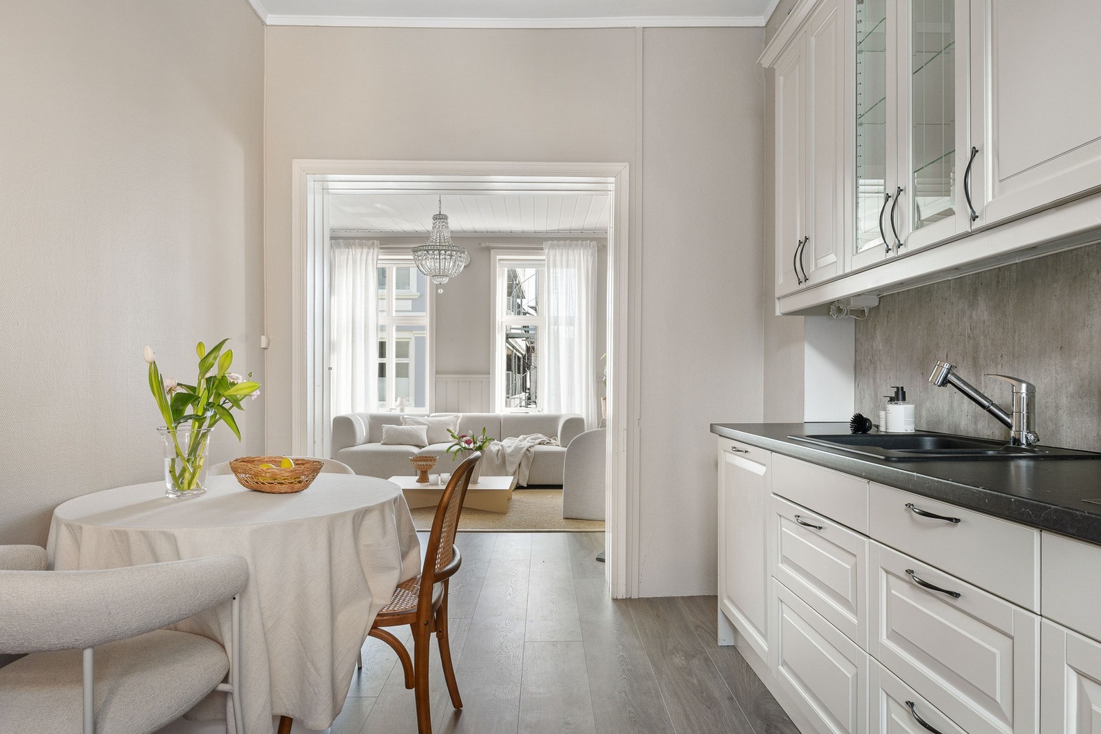 Naturlig lys slipper inn gjennom vinduene og bidrar til et lyst arbeidsmiljø. Galleribilde