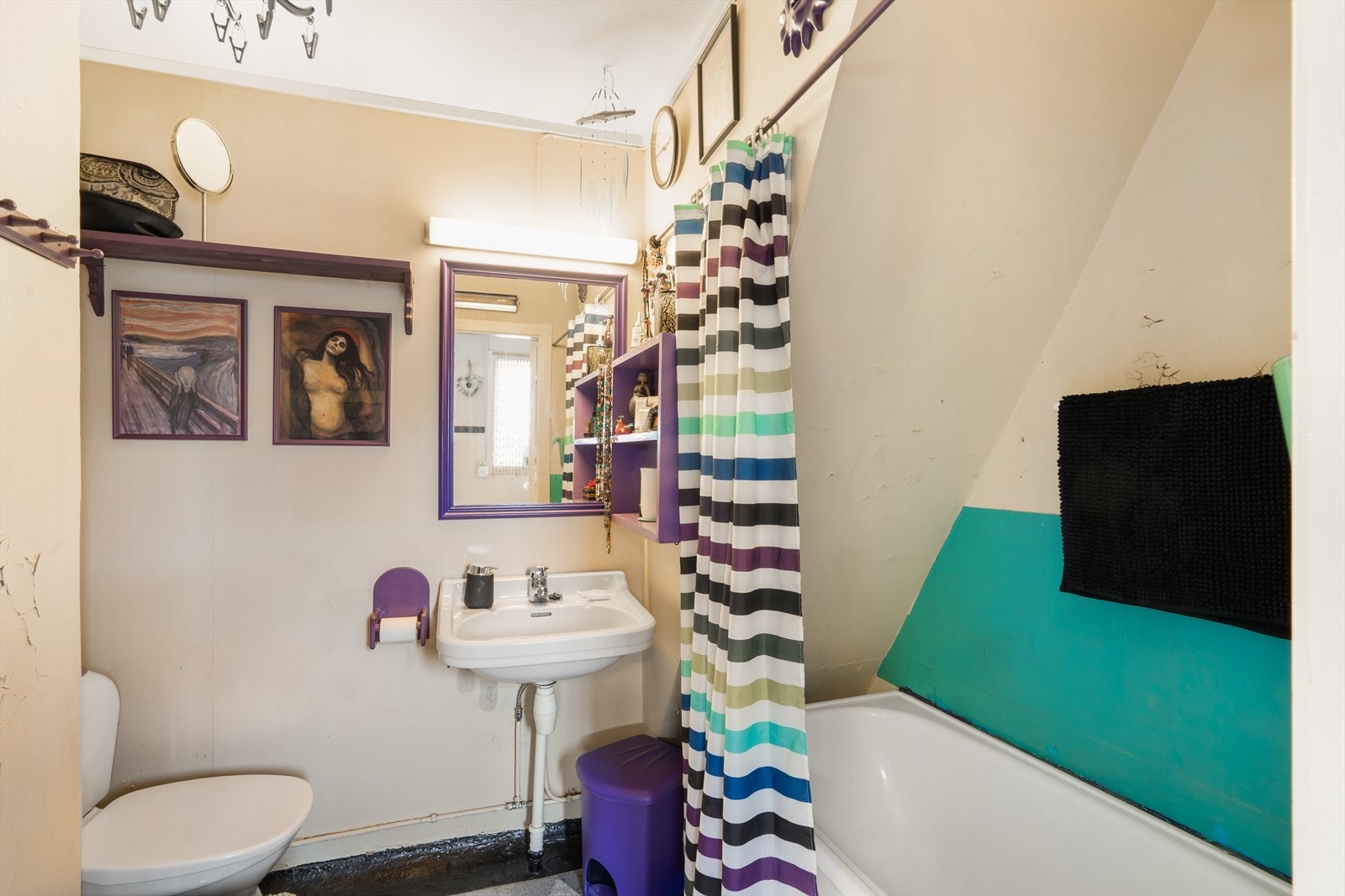 Badet er av eldre opprinnelse. Støpt malt gulv, støpejernsluk. Malte plater på vegg, et toalett, en vask og et badekar. Galleribilde