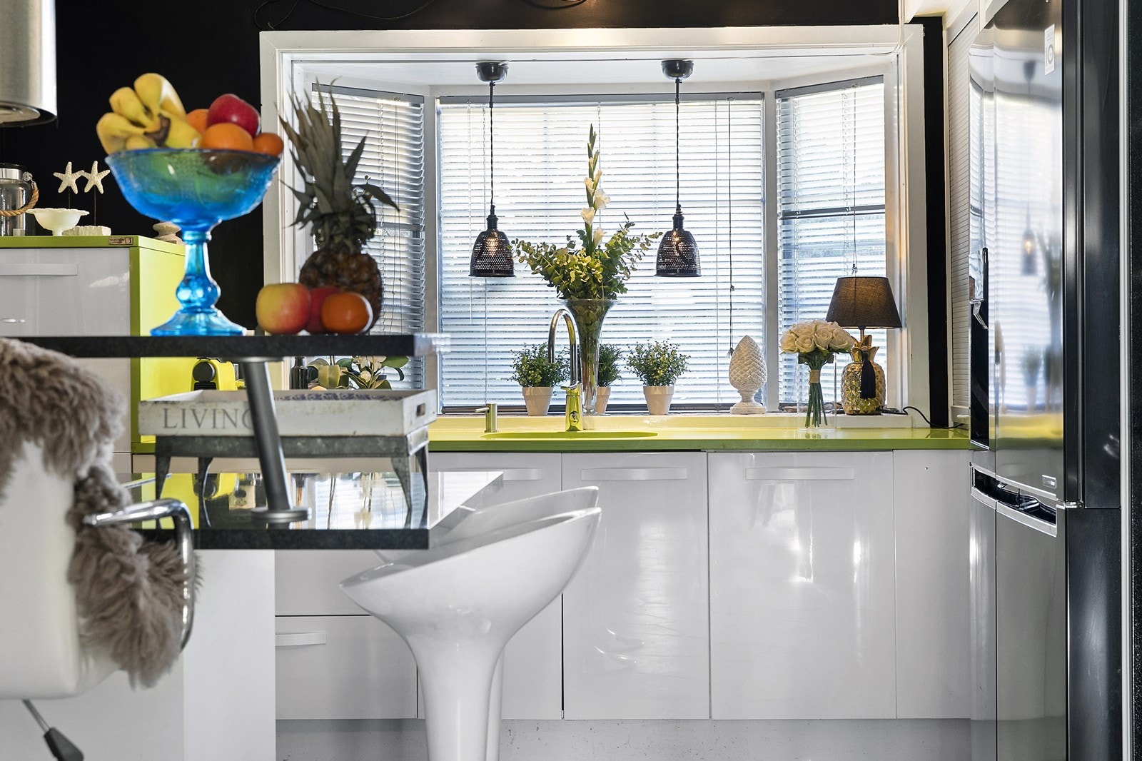 Integrerte hvitevarer fra 2017, komfyr fra 2014 og dobbelt kjøleskap med vann/is Galleribilde