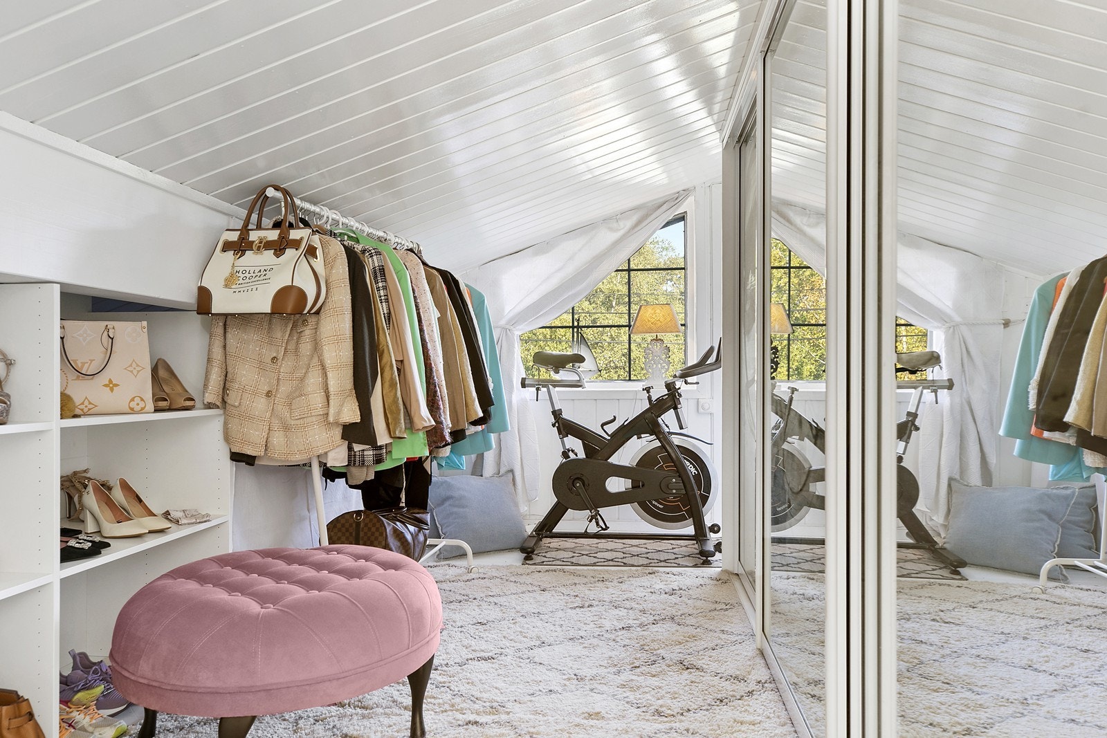 Doble speilskap og egen rad med hylleløsninger fra Garderobemannen Galleribilde