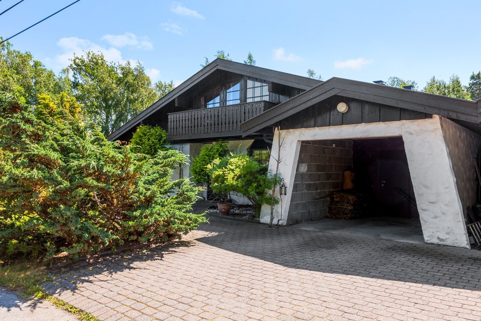 Det er også inngang fra garasjen via vaskerom Galleribilde