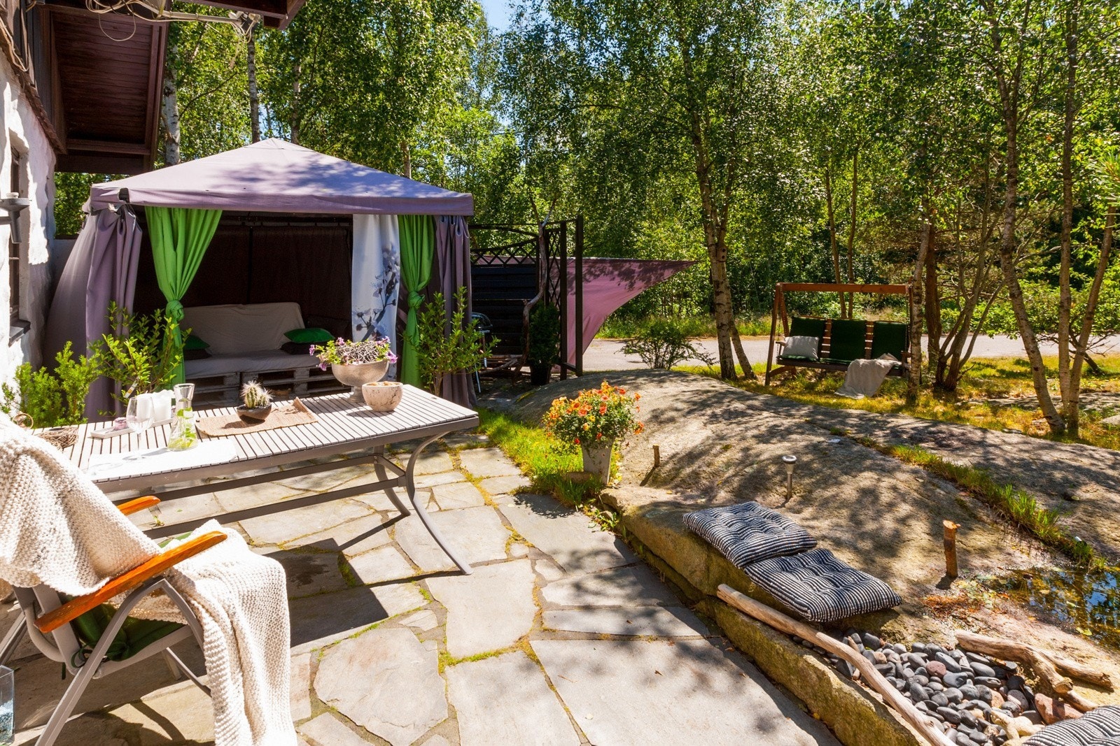 Sydvendt hage med gode solforhold Galleribilde