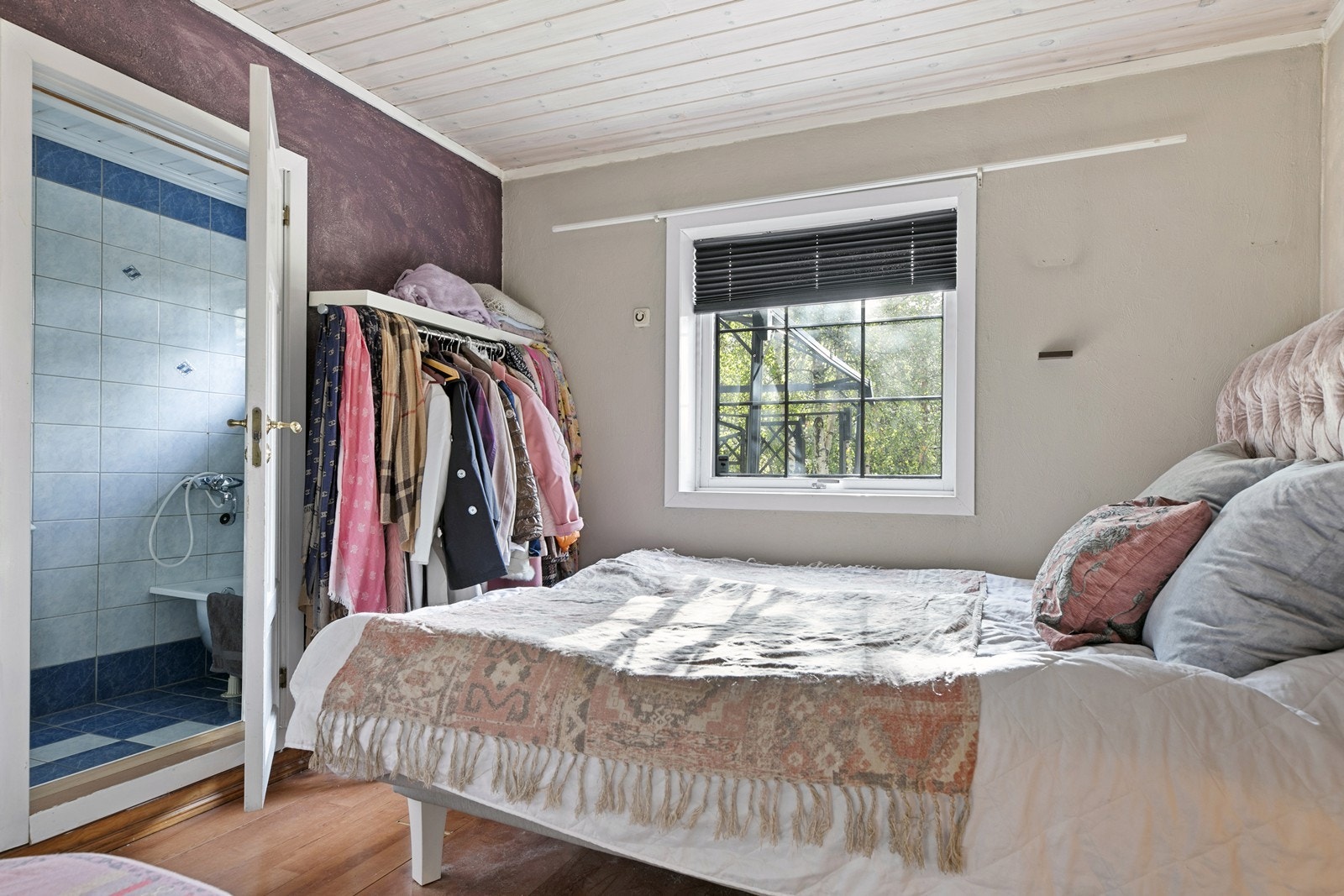Soverom 1. etasje med adkomst eget bad Galleribilde