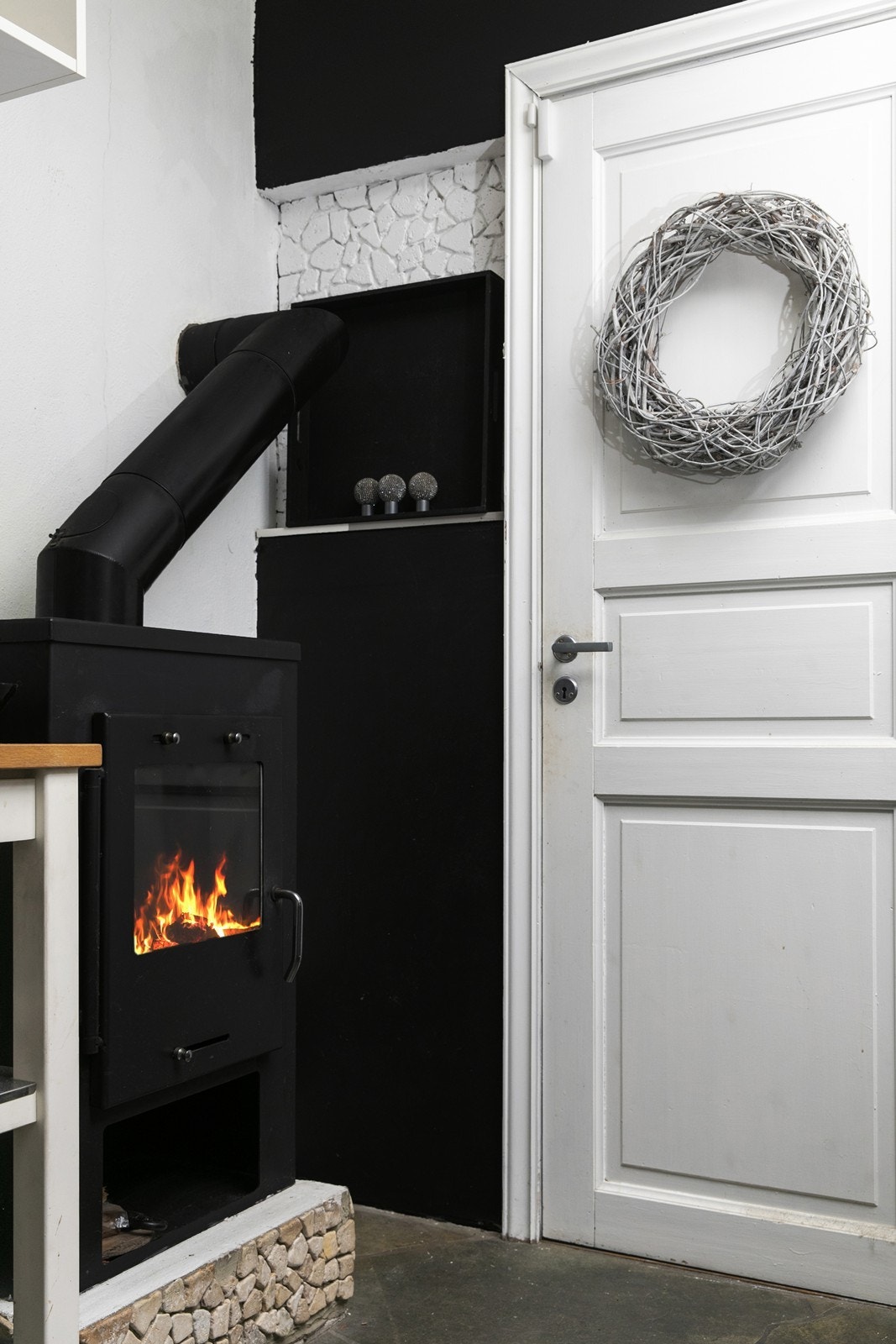 Koselig peisovn på kjøkkenet sørger for god og jevn varme på de kaldeste dagene Galleribilde