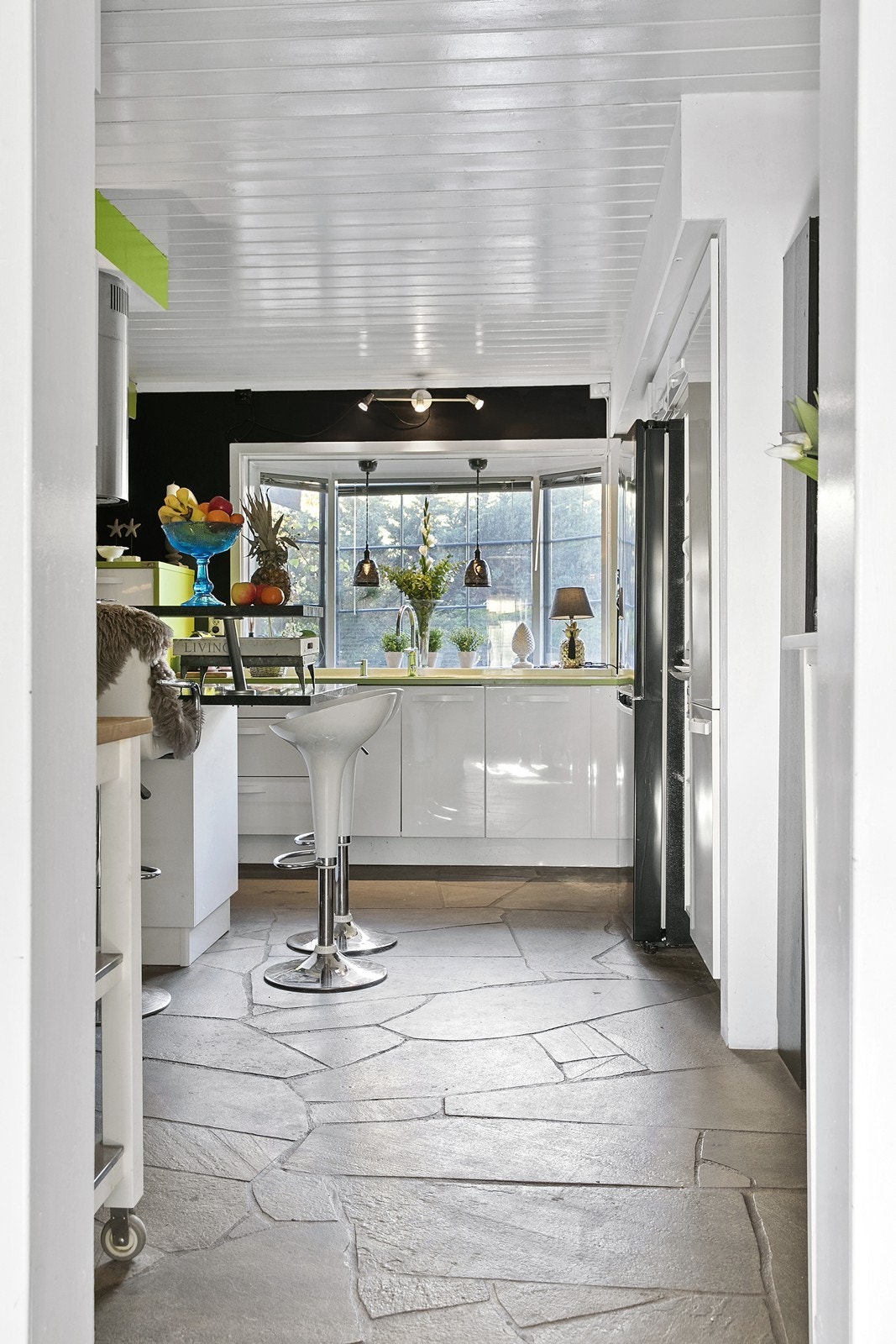 Kjøkkenet har integrerte hvitevarer og frittstående dobbelt kjøleskap Galleribilde