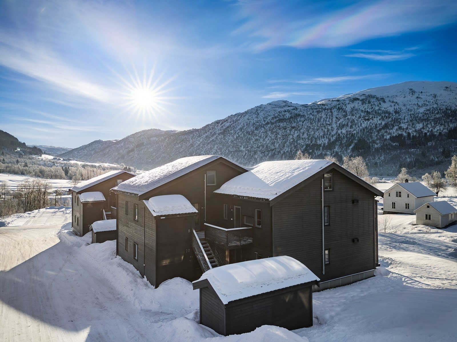 Fra leiligheten er det kort vei til offentlig transport som buss og tog som tar deg effektivt rundt. Fra Bergen sentrum kan man ta tog tilknyttet buss direkte til Myrkdalen Galleribilde