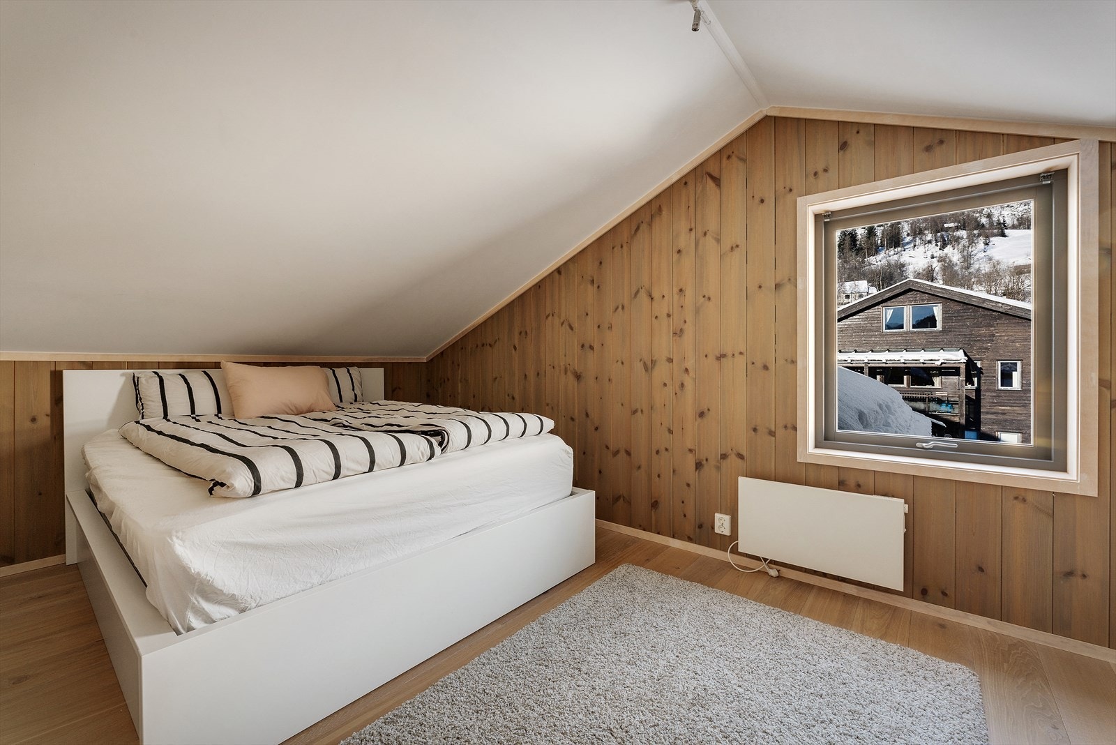 Soverommet er av stor størrelse med plass til dobbeltseng, nattbord og annet ønskelig soveromsmøblement Galleribilde