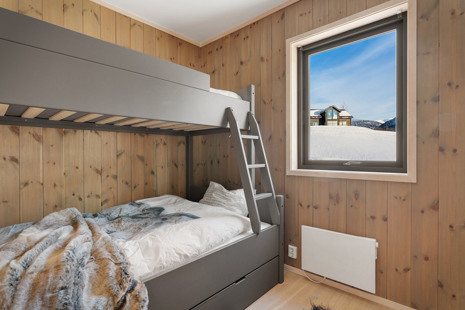 Soverom 3 passer ypperlig som barne-/gjesterom med plass til køyeseng, soveromsmøblement og garderobeløsning Galleribilde