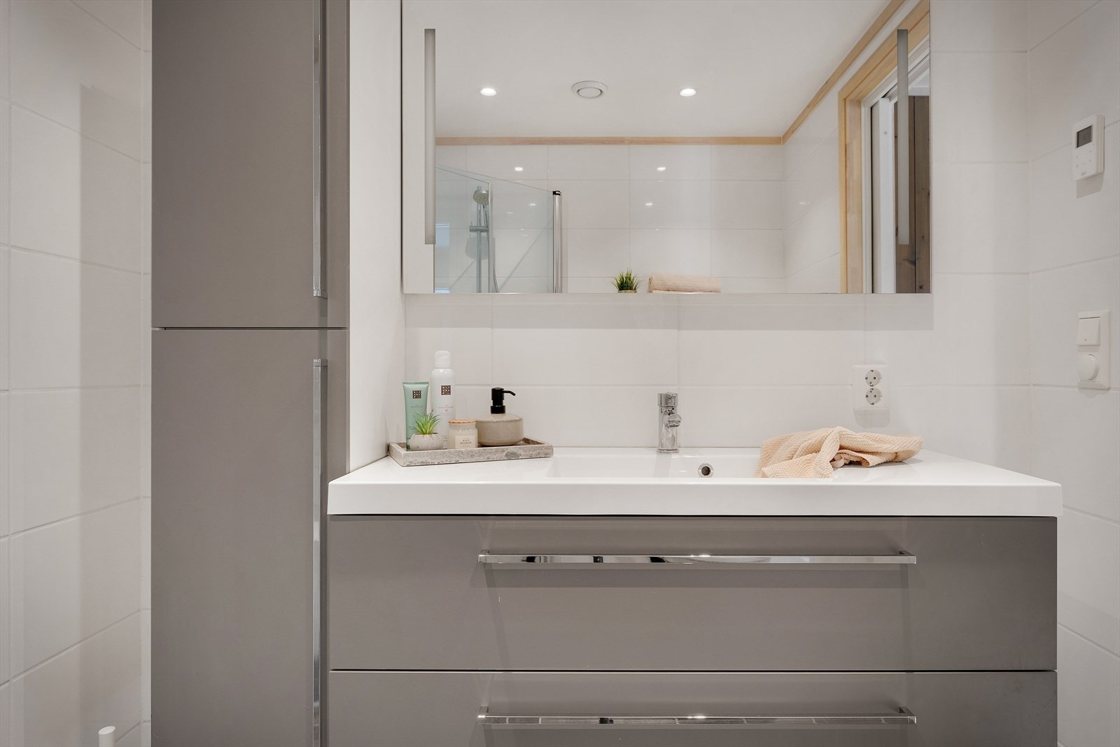 Flott baderomsinnredning med gode oppbevaringsmuligheter Galleribilde