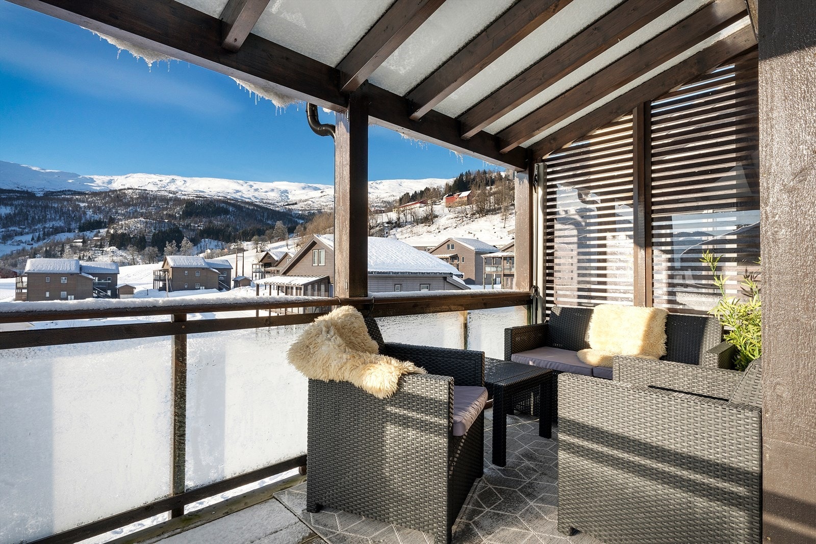 Fra stuen er det utgang til en romslig altan på 19,8 m² Galleribilde