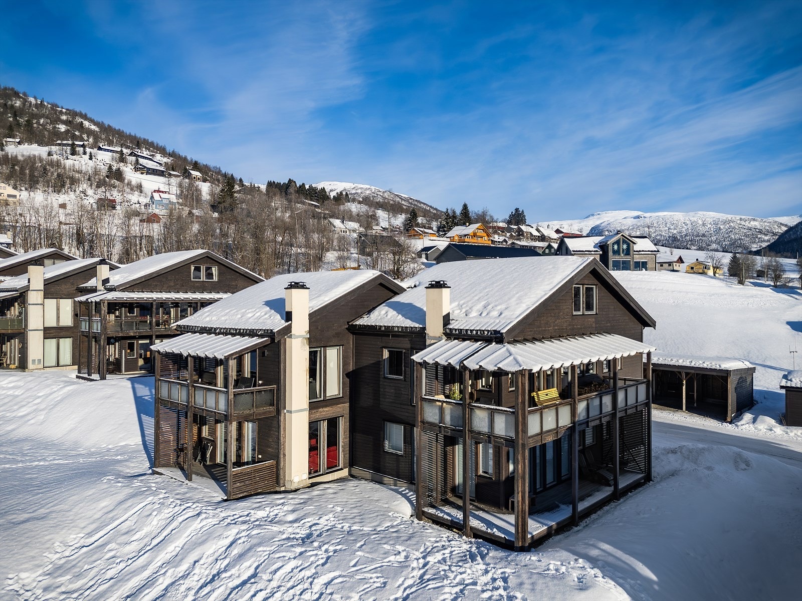 Leiligheten har en naturskjønn, attraktiv beliggenhet i Myrkdalen. Her er man omringet av svært fine omgivelser med kort vei til alpinanlegg og flotte turmuligheter Galleribilde