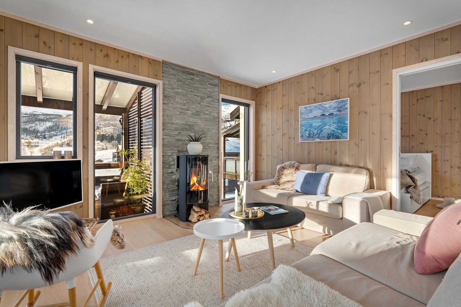 Boligen og rommet varmes effektivt og godt opp av peisovnen, som også skaper en flott atmosfære Galleribilde