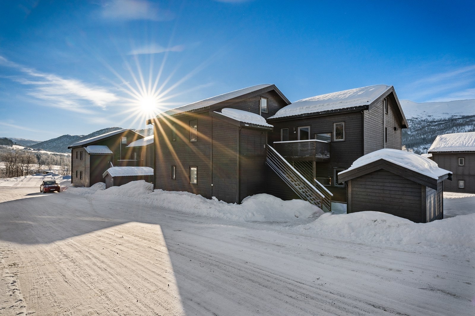 Fra leiligheten har man kun en kort kjøretur til Myrkdalen skisenter med mulighet for å skli ned til Myrkdalen Vest fra skianlegget Galleribilde