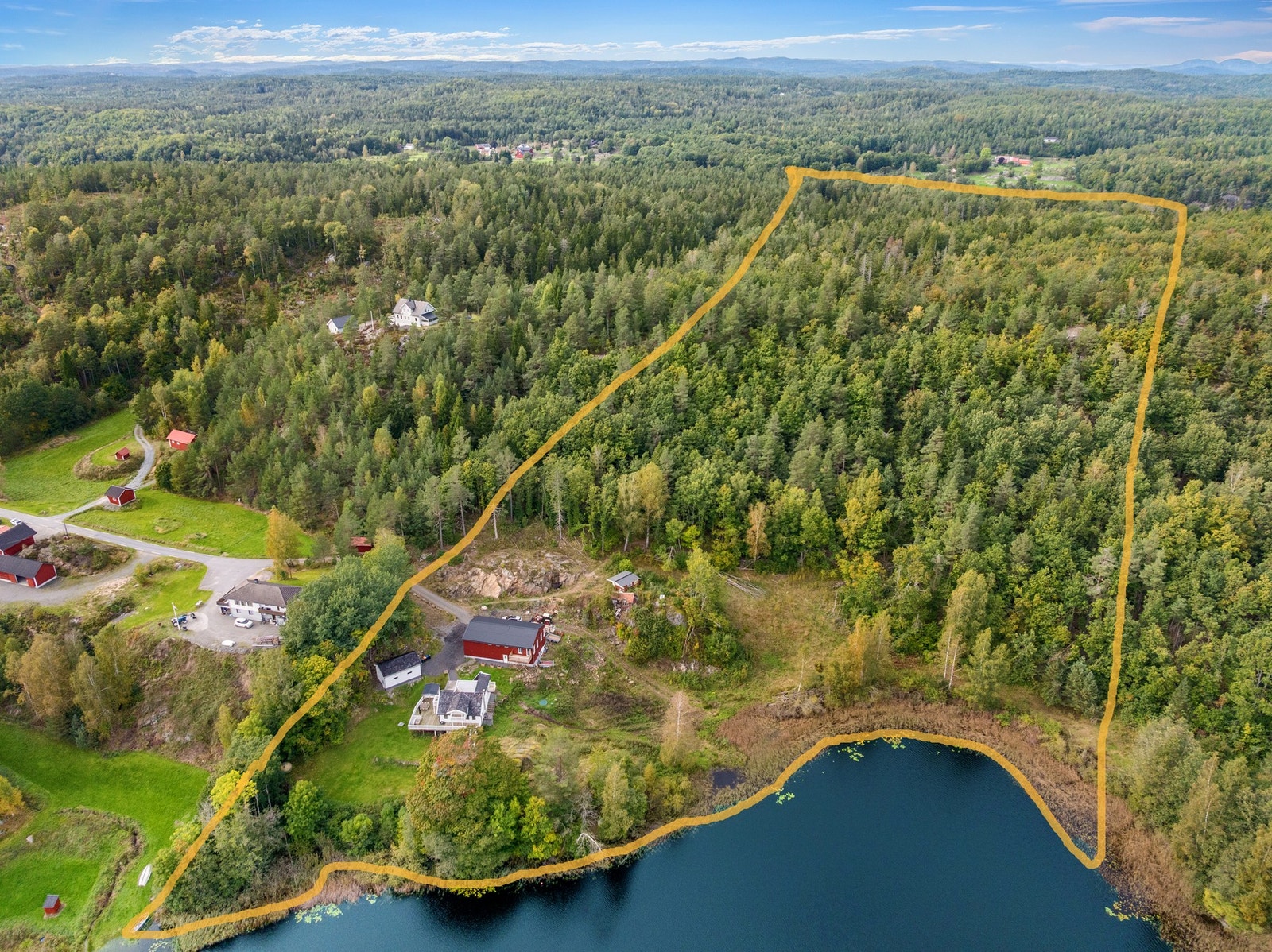 Eiendommen er på 107 deker og det medfølger jakt og fiske rettigheter. Galleribilde
