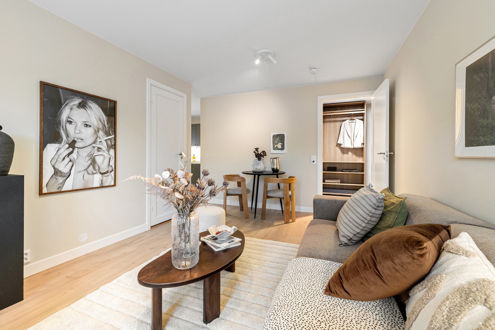 Enkelt å innrede med sosial sofagruppe, spisestue og TV på vegg. Galleribilde