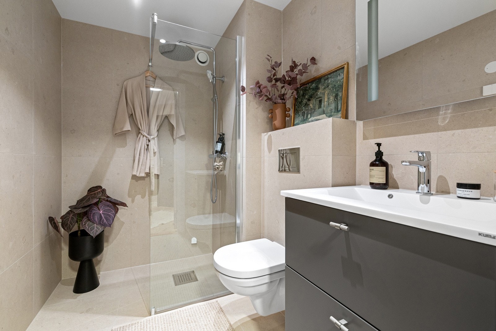 Totaloppusset baderom i 2025 med nytt sluk, membran og rør-i-rørsystem. Galleribilde