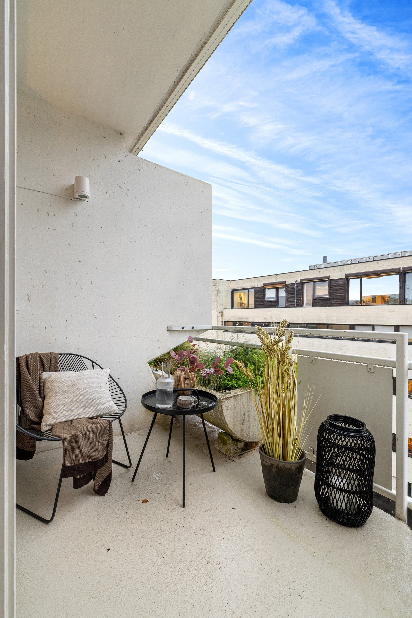 Høy og fri beliggenhet med lysinnslipp fra to himmelretninger og flotte solforhold. Galleribilde