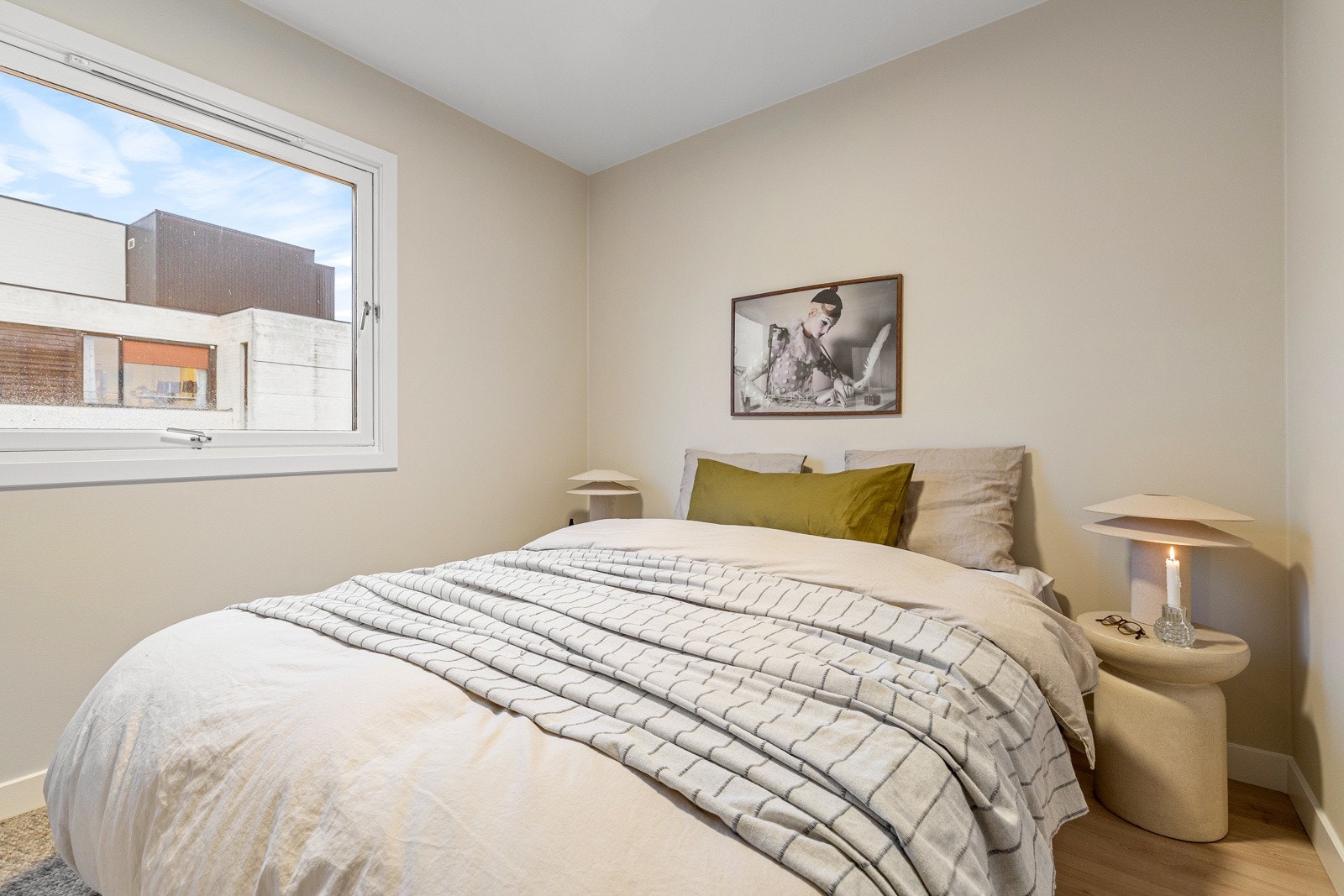 Leiligheten ligger i en stille og rolig gate på St. Hanshaugen med alt av servicetilbud like utenfor døren, samtidig skjermet i en lite traffikert gate. Galleribilde