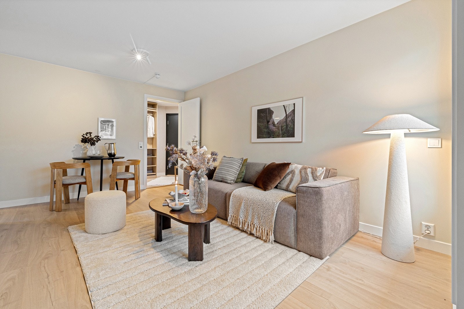 Svært god planløsning med plass til både sofagruppe og spisegruppe. Galleribilde