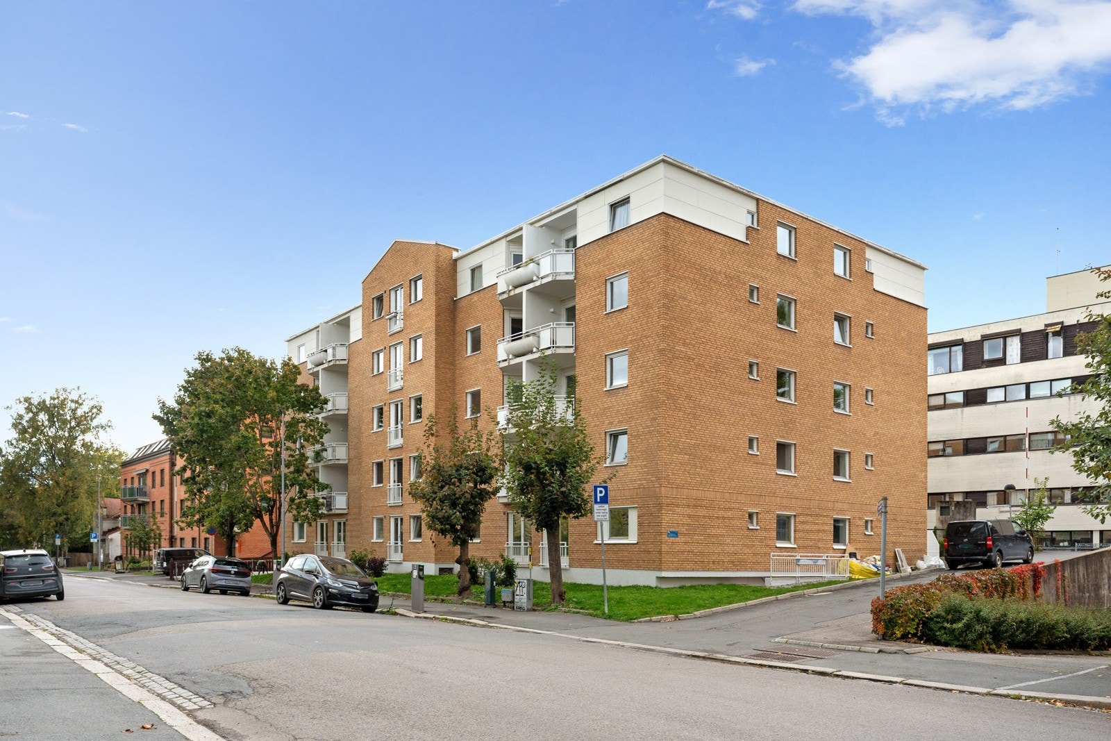Luftig og bred gate med frodig beplantning og lite gjennomgående trafikk. Galleribilde