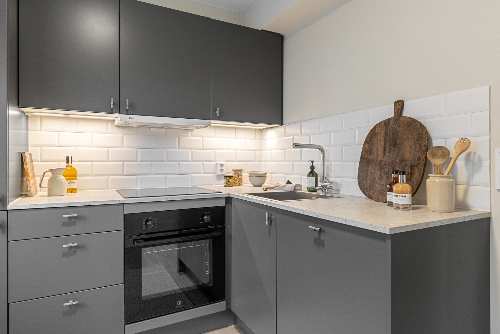 Lekre armaturer som matcher dørhåndtak og T-bar håndtak på kjøkkenet. Galleribilde