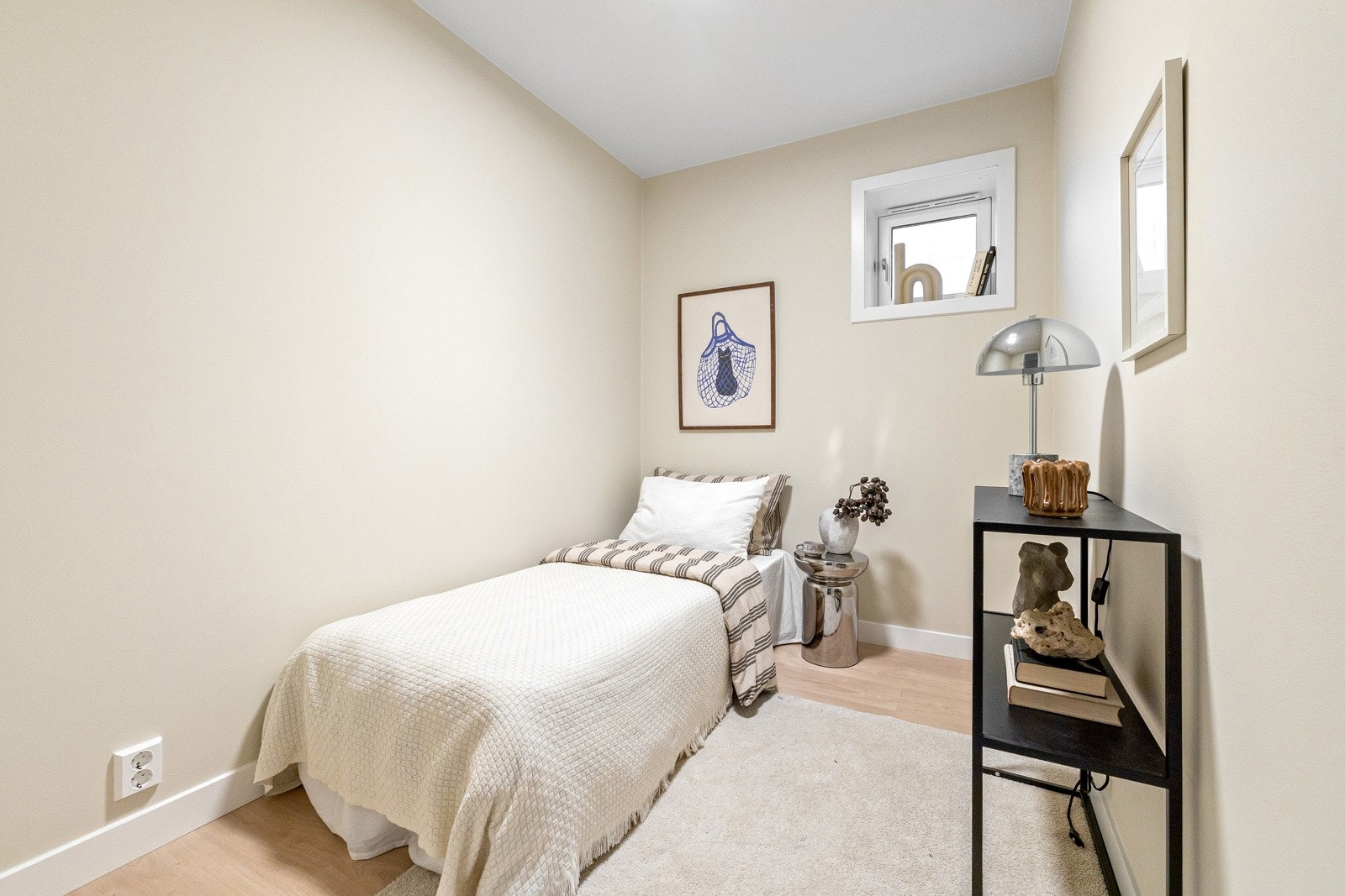 Alle overflater er slette og nymalte i 2025. Galleribilde