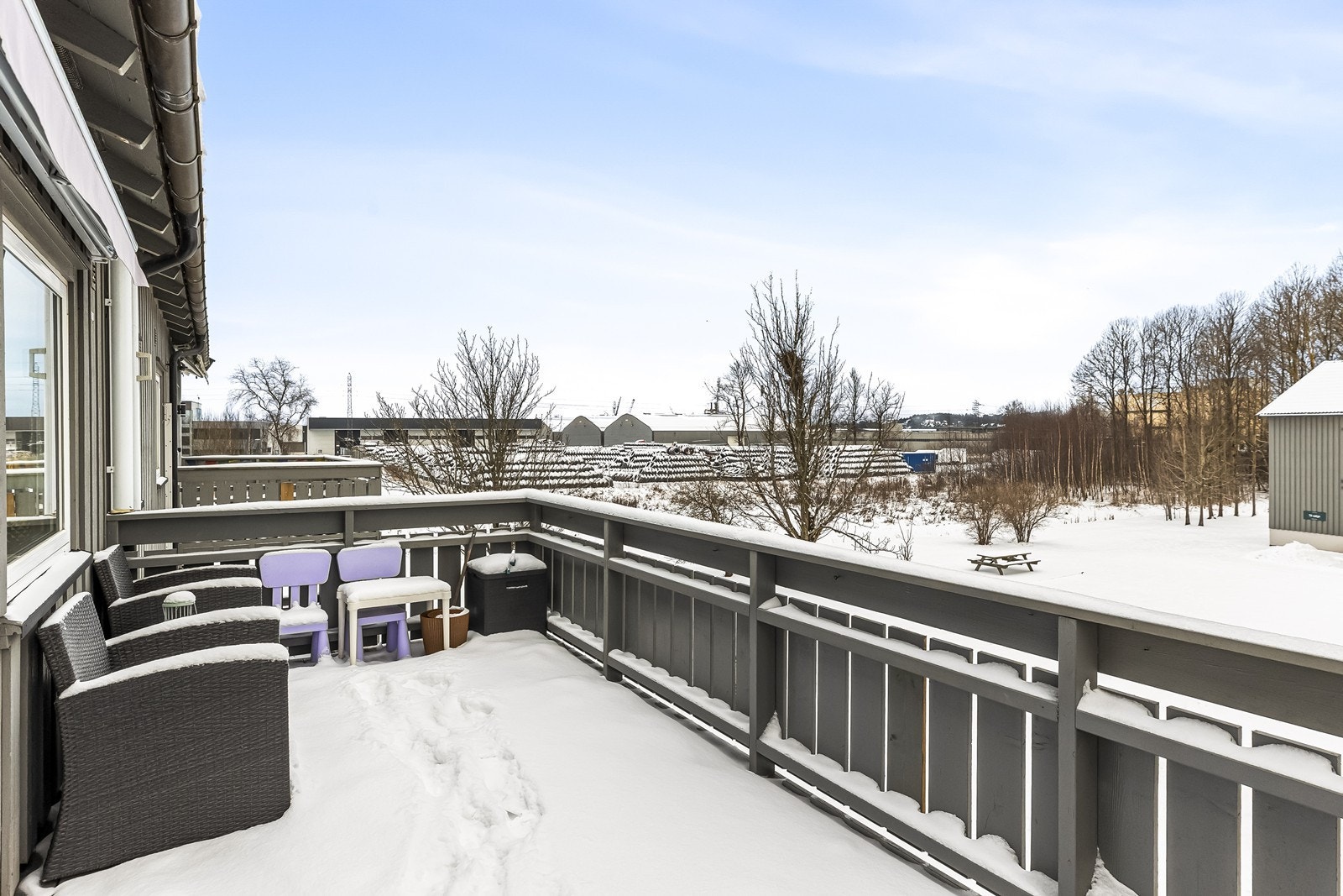 Den vestvendte verandaen har gode solforhold fra midt på dagen til kvelden. Galleribilde