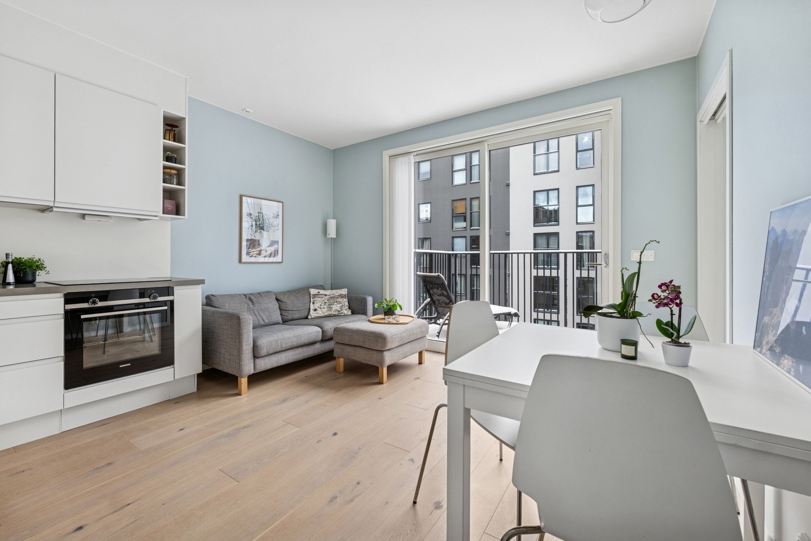 Stuen ligger i åpen løsning mot kjøkken Galleribilde