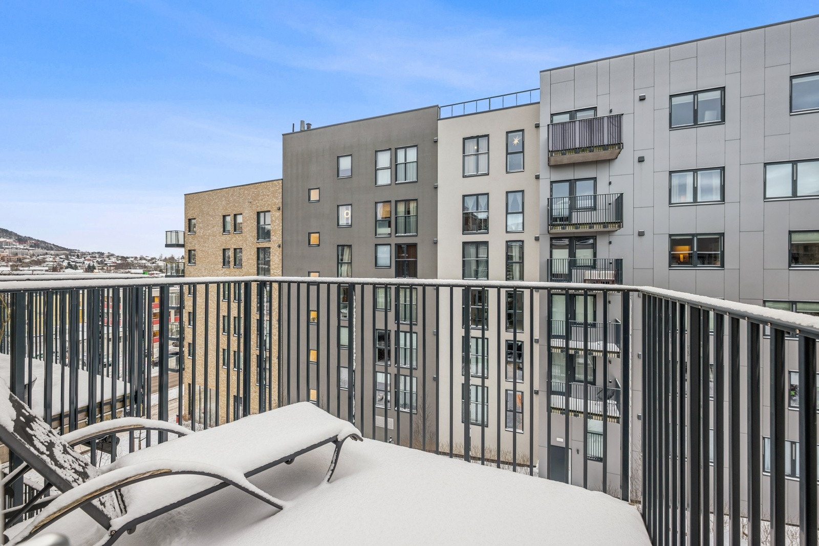 Leilighet ligger i topppen av bygget med flotte sol- og utsiktsforhold Galleribilde