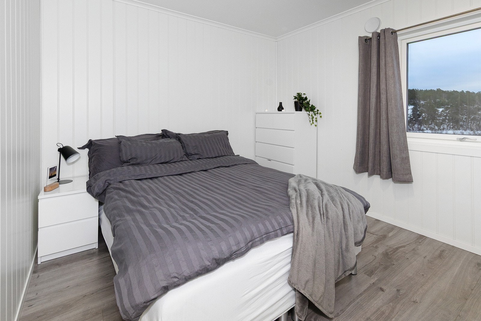 God plass til dobbeltseng på soverommet. Galleribilde