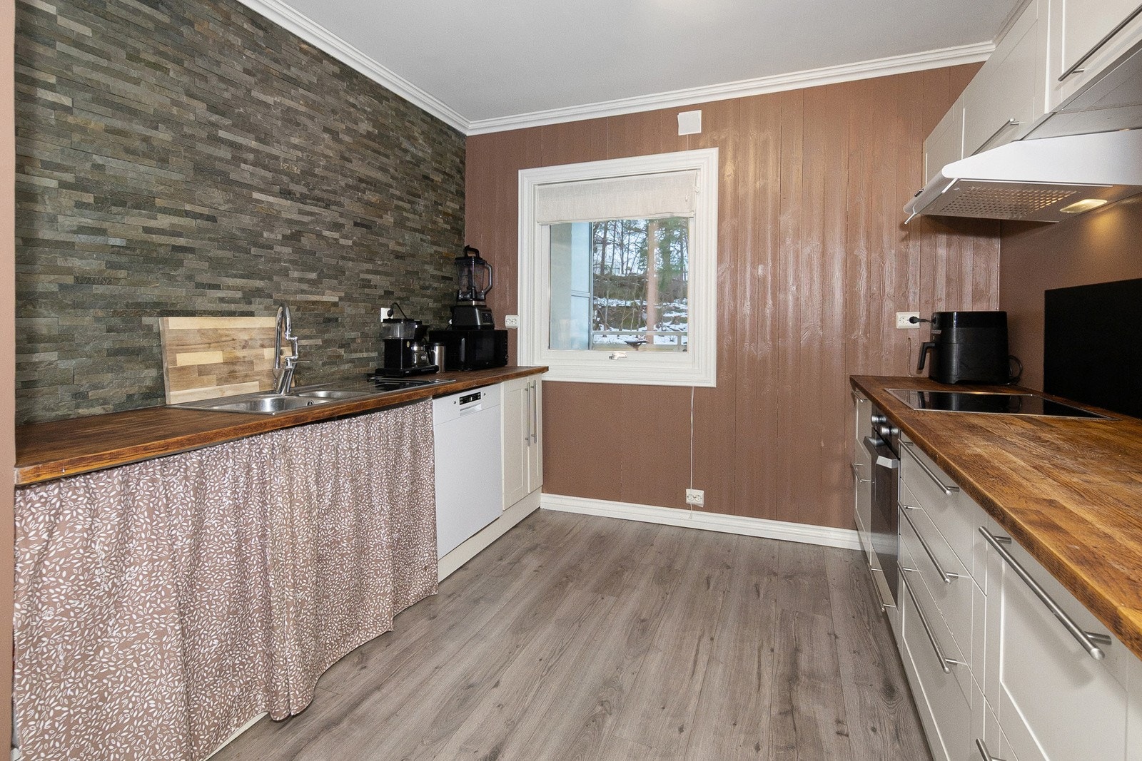 Kjøkken med mye benkeflater. Mange praktiske skuffer i benkeseksjon. Galleribilde