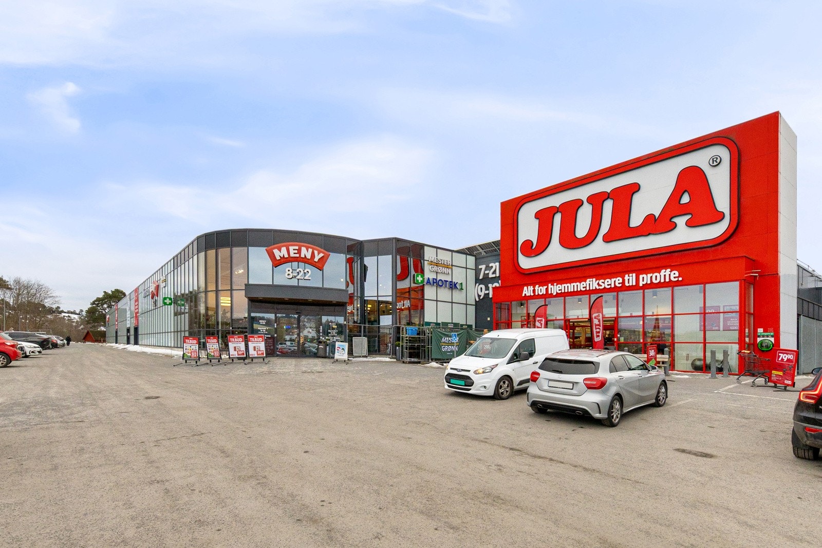 Nær avstand fra leiligheten er det handlesenter/ storhandel. Her et bilde av Meny og Jula som er to av mange store kjeder som ligger i dette området. Galleribilde