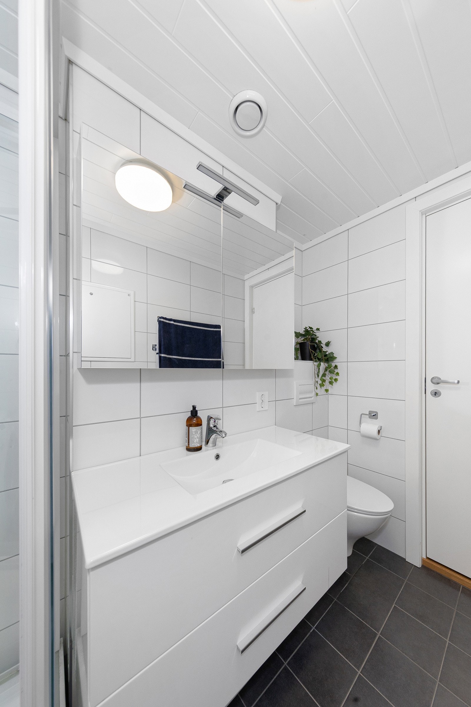 Baderommet ble oppgradert i borettslaget's regi i 2023. Trivelig og plasseffektivt bad med også opplegg for vaskemaskin. Galleribilde